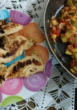 Una foto de Fajitas de pollo encebollado con calabazas a la mexicana