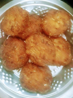 முட்டைகோஸ் வடை(Cabbage Vadai recipe in tamil) செய்முறை முக்கிய புகைப்படம்