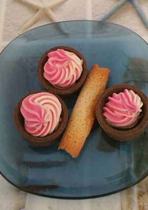 Foto principal de Unas tartaletas rellenas de butter de vainilla y coloreada con color rojo y unos canutillos de mantequilla