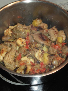 Una foto de Pavo con verduras y acompañado de ensalada de pasta