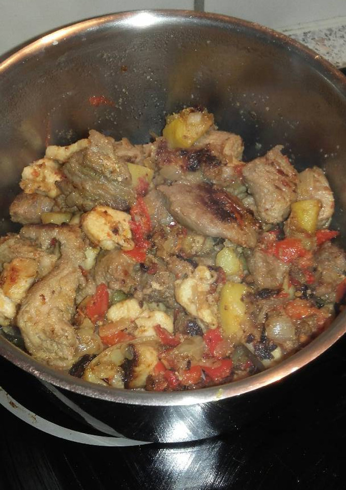 Una foto de Pavo con verduras y acompañado de ensalada de pasta