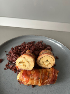 Baconbe tekert sajtos csirkemell recept fotója