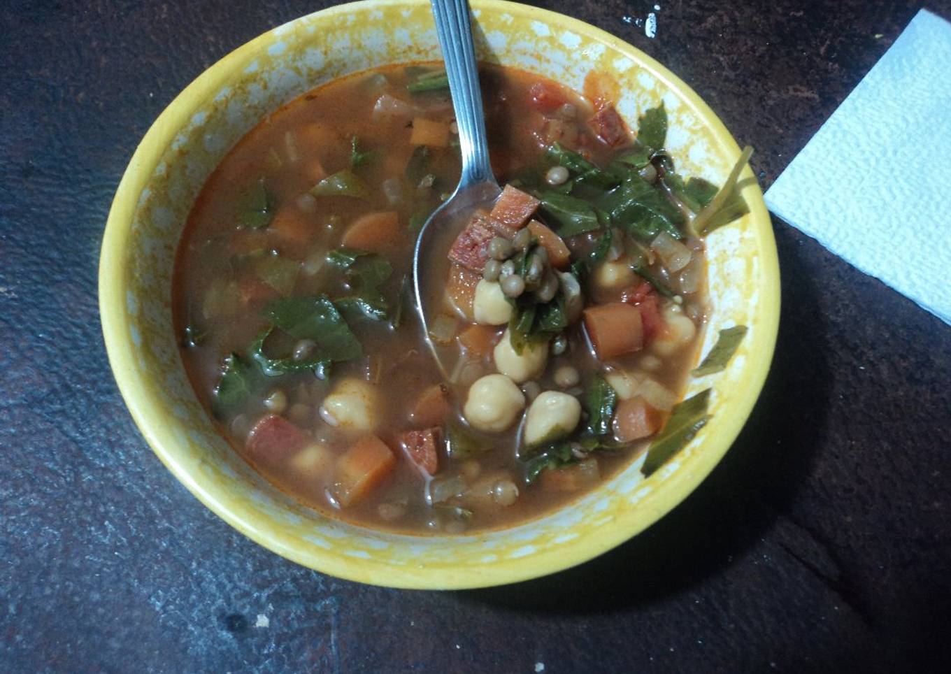 Lentejas de año nuevo con chistorra y garbanzo de la abuela Correa