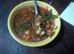 Una foto de Lentejas de año nuevo con chistorra y garbanzo de la abuela Correa