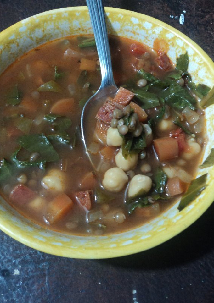 Una foto de Lentejas de año nuevo con chistorra y garbanzo de la abuela Correa