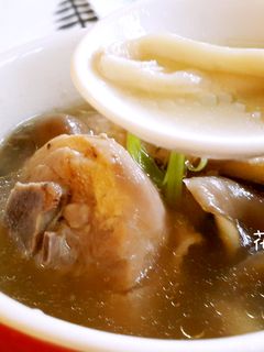 菇菇燉雞湯(電鍋版) 的食譜成品照片
