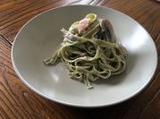 Una foto de tagliatelle de espinaca