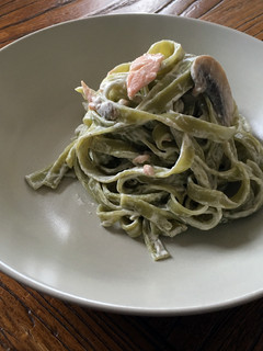 Una foto de Tagliatelle de espinacas con champiñones y salmón ahumado