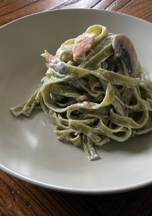 Foto principal de Tagliatelle de espinacas con champiñones y salmón ahumado