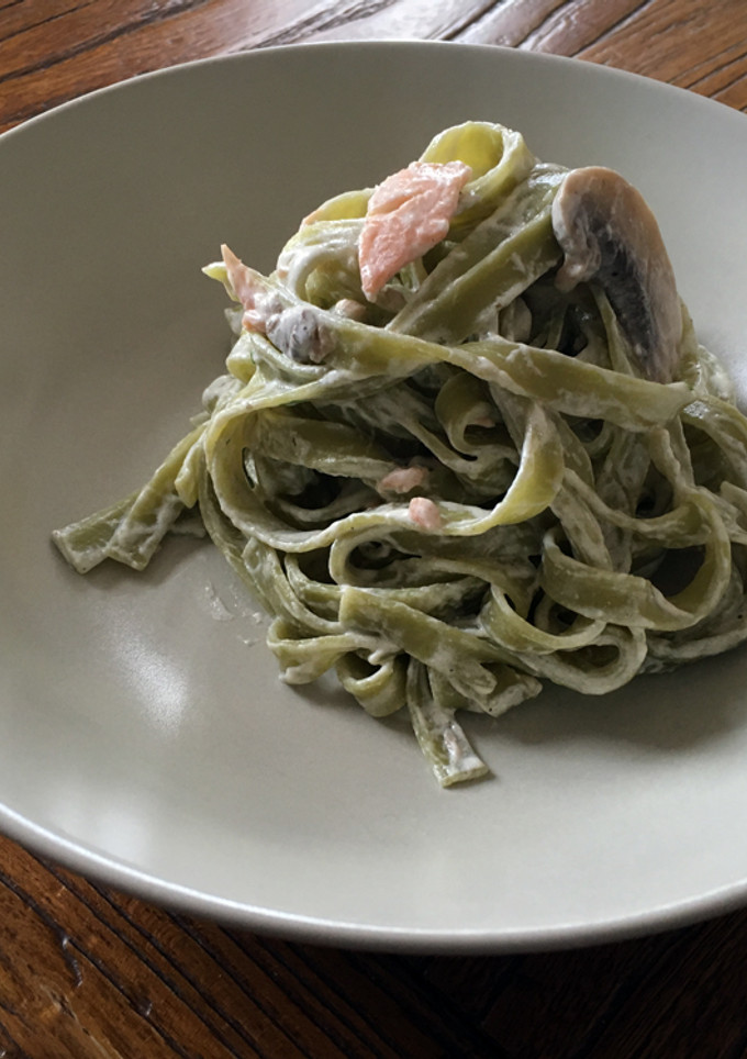 Una foto de Tagliatelle de espinacas con champiñones y salmón ahumado