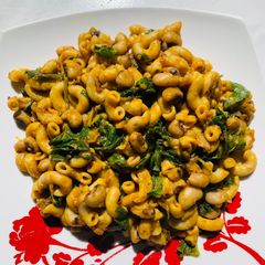 A picture of Macaroni & beans jallof.
