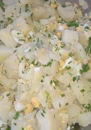 Una foto de ENSALADA DE PAPAS HUEVO Y PEREJIL. Fácil RICO IDEAL PARA ACOMPAÑ