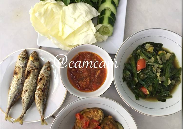 Terong balado, tumis genjer, ikan cuek,Sambel goreng dan lalapan