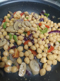 Una foto de 🍲 Salteado de garbanzos y verdura