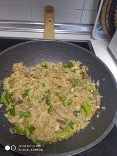 Una foto de Arroz asiático con espárragos trigueros y setas😋