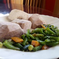A picture of Arrow roots and vegetables.
