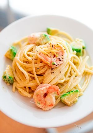 A picture of Shrimp and avocado pasta with lemon cream.