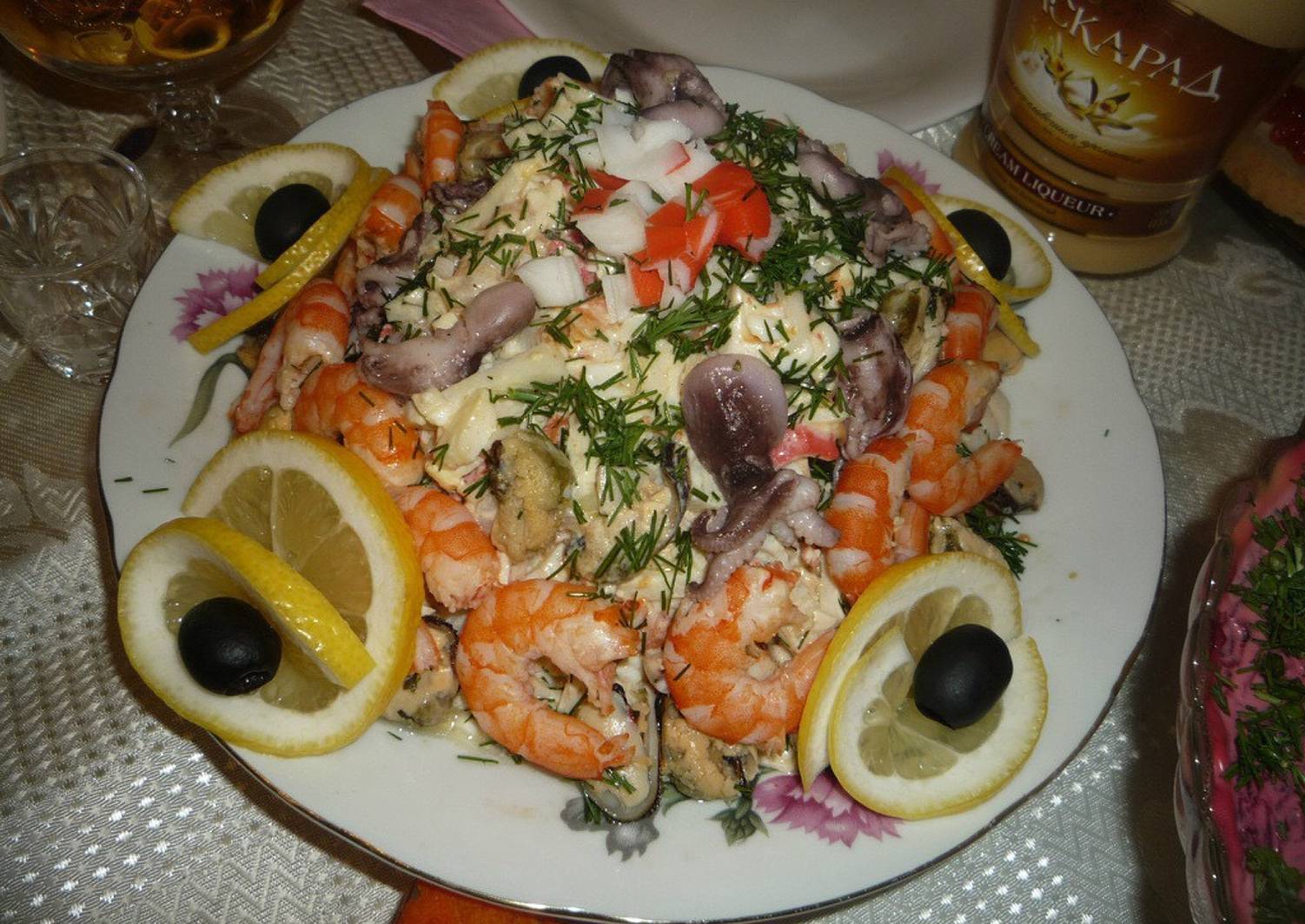 Салат морской коктейль с кальмарами