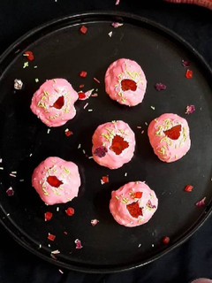 बीटरूट पानी पूरी (beetroot pani poori recipe in Hindi) रेसिपी मुख्य फोटो
