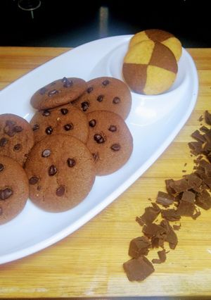 A picture of Choco chip & marble cookies.
