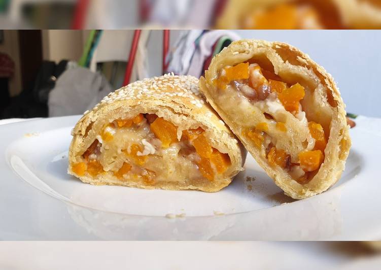 Steps to Prepare Fatto in casa Strudel salato con zucca, brie e castagne