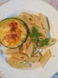 Zapallitos rellenos de pollo y hummus de garbanzos con penne rigate
