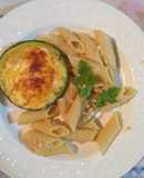 Zapallitos rellenos de pollo y hummus de garbanzos con penne rigate