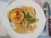 Una foto de pasta penne con pollo