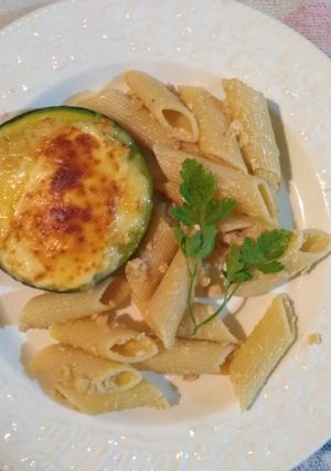 Una foto de Zapallitos rellenos de pollo y hummus de garbanzos con penne rigate