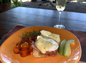 Una foto de Huevos benedictinos estilo tapalpa