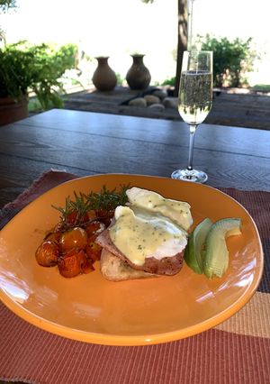 Una foto de Huevos benedictinos estilo tapalpa