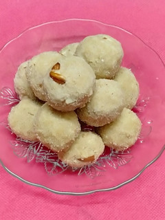 पोह्यांचे लाडू (pohyanche ladoo recipe in marathi) रेसिपी चे मुख्य फोटो