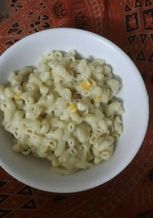 A picture of Pasta in white sauce.