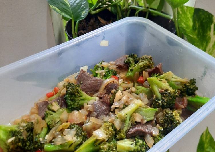 Langkah Menyiapkan Tumis Brokoli dan Daging Sapi Lezat