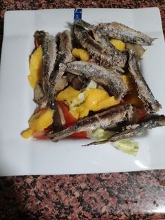 Una foto de Ensalada de sardinas, champiñones y mango