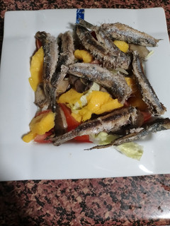 Una foto de Ensalada de sardinas, champiñones y mango
