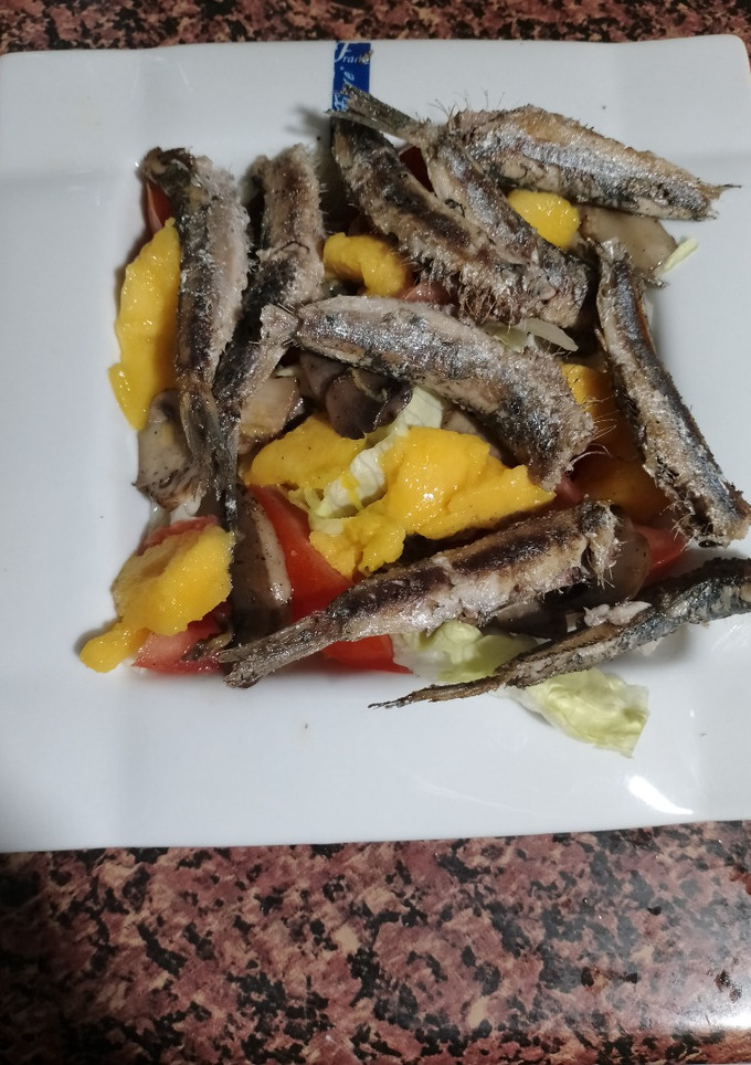 Una foto de Ensalada de sardinas, champiñones y mango