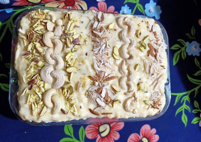 Instant Custard rabri cake 😋 Recipe by Amber Fawad - Cookpad