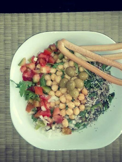 Una foto de Ensalada de garbanzos & semillas & rúcula