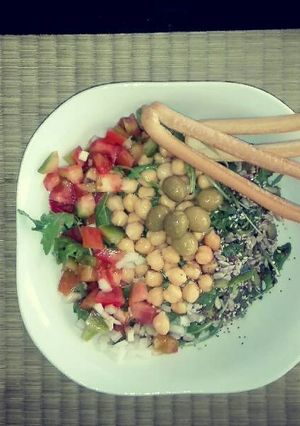 Foto principal de Ensalada de garbanzos & semillas & rúcula