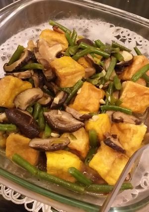 A picture of Tofu and vegetables in soy-oyster sauce.