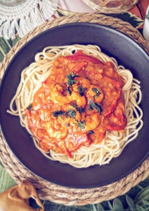 Una foto de Espaguetis con Curry de Langostinos🍝🇮🇳