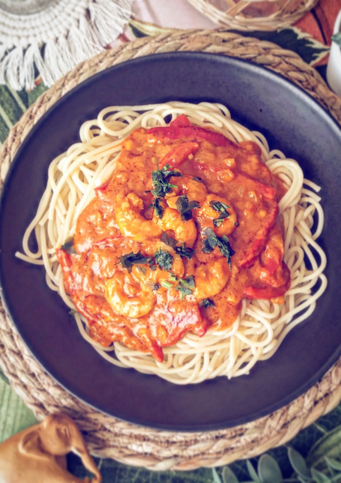 Una foto de Espaguetis con Curry de Langostinos🍝🇮🇳