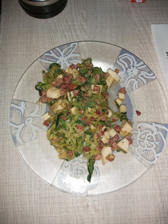 Una foto de Espaguetis de calabacín con jamón ibérico y pechuga de pollo