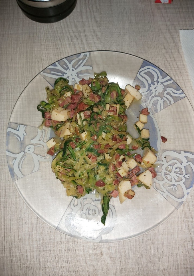 Una foto de Espaguetis de calabacín con jamón ibérico y pechuga de pollo