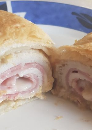 Sonkás sajtos csirkemell leveles tésztában recept fotója