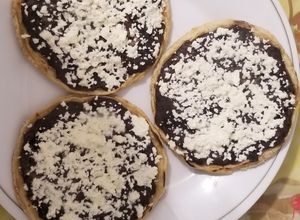 Una foto de Aperitivos sopes de frijoles con queso
