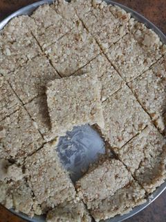 શીંગ અને તલ ની સુખડી (Shing Til Sukhdi Recipe In Gujarati) રેસીપી મુખ્ય ફોટો