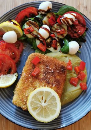 Une photo de Feta panée et salade colorée
