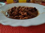 Una foto de mollejas pollo salsa
